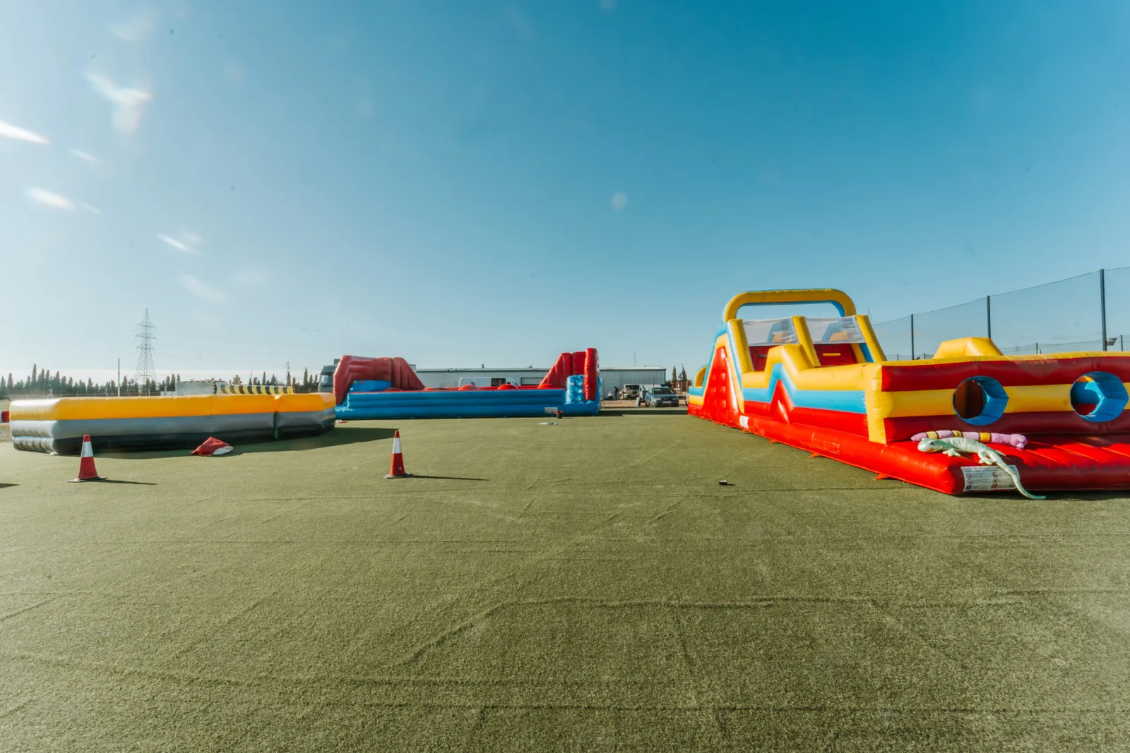 Zona de césped artificial preparada para un evento al aire libre