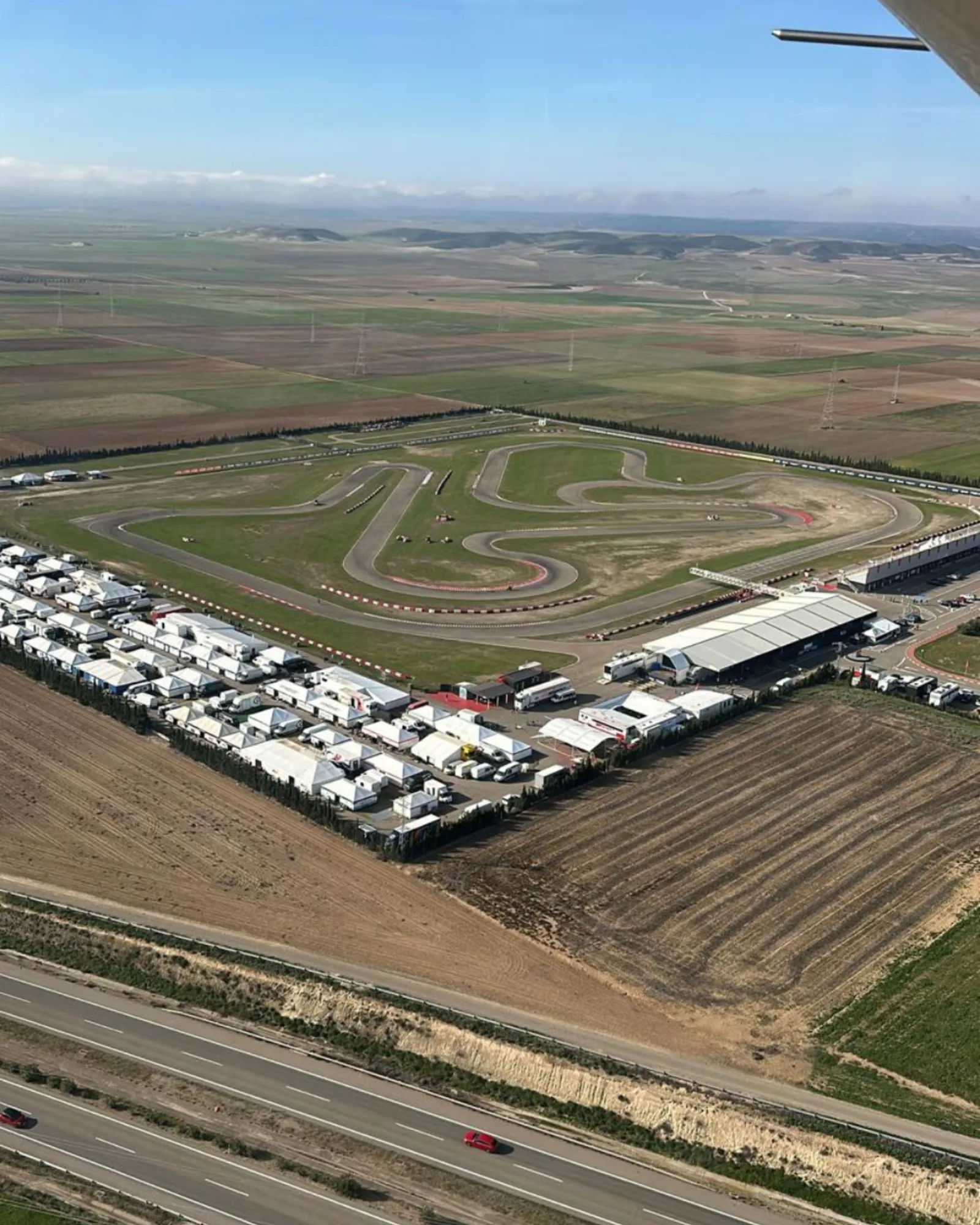 Vista aérea del paddock del circuito con los boxes y las carpas de los equipos