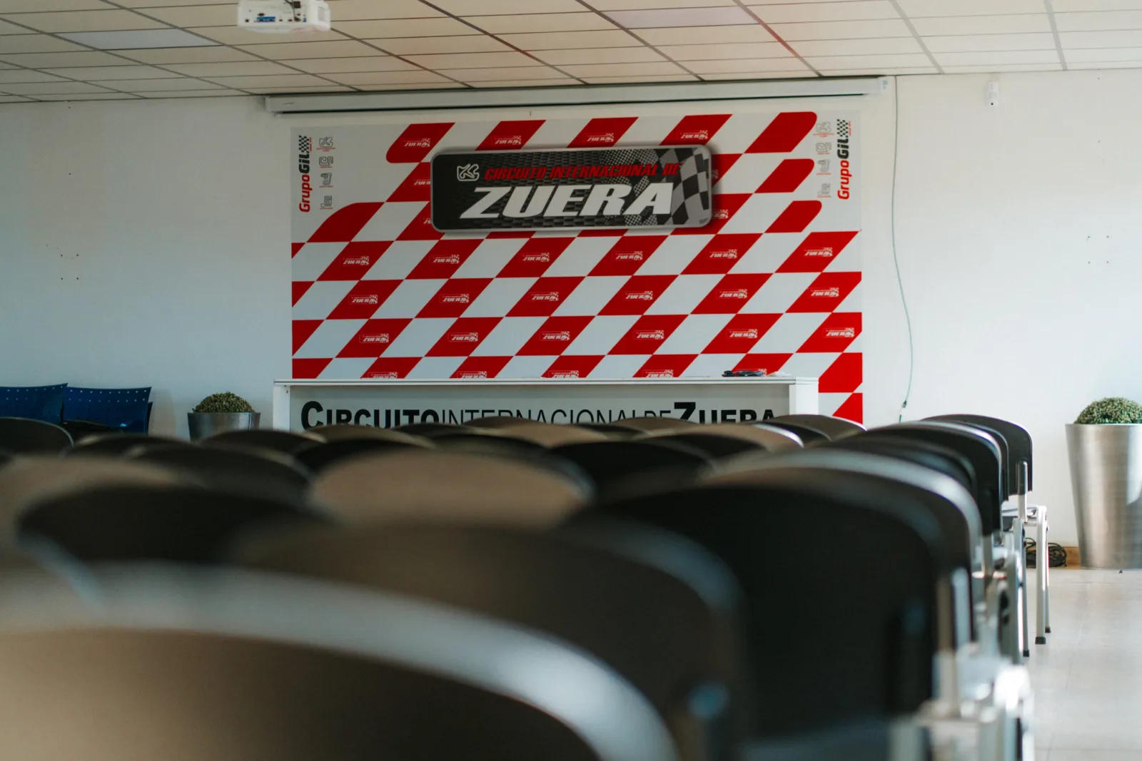 Sala de briefing con proyector y capacidad para 100 personas