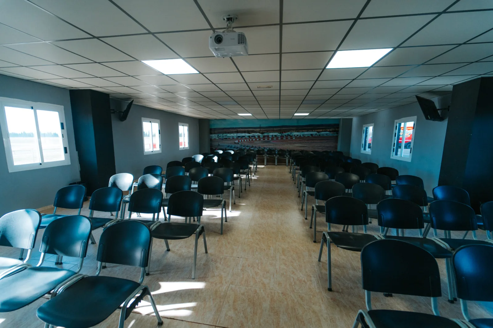 Otra vista de la sala de briefing